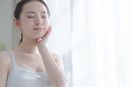 피부 관리를 하는 여성.