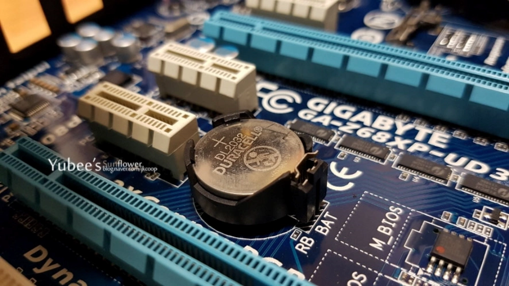 컴퓨터 메인보드 배터리 모습