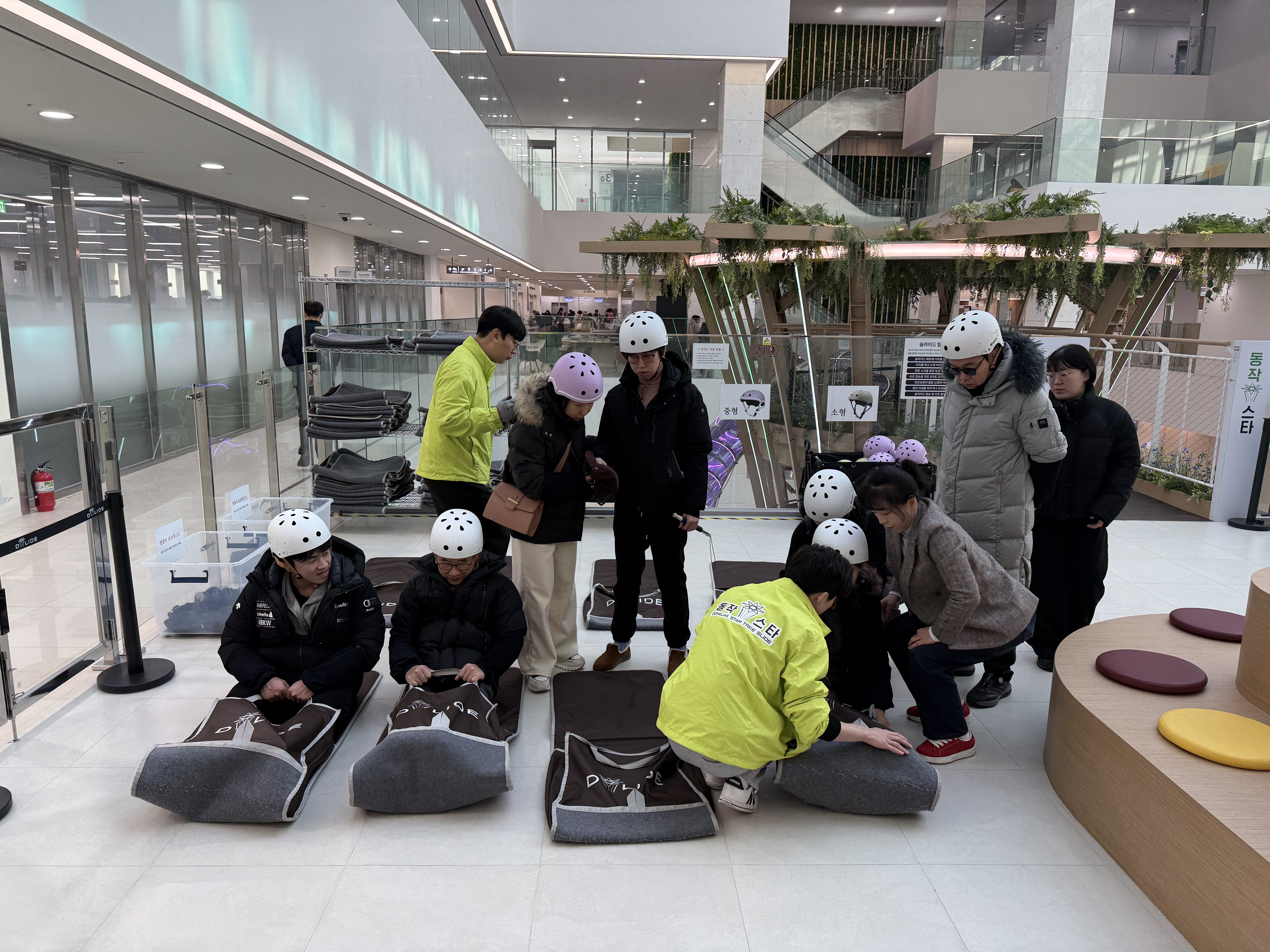 동작구청 디라이드 타기전 안전교육을 하는 모습