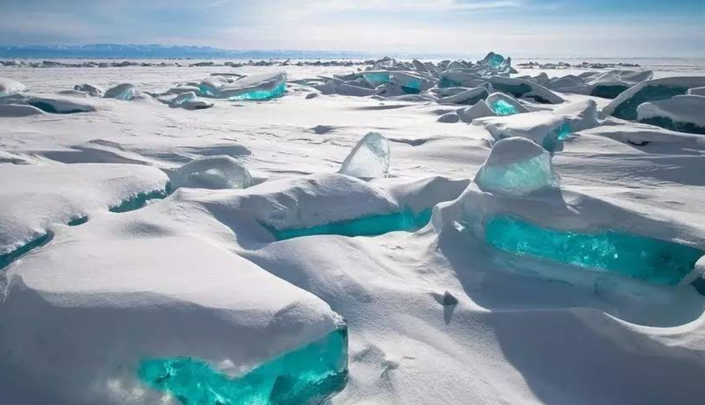 겨울에 눈부시게 아름다운 바이칼 호수의 풍경