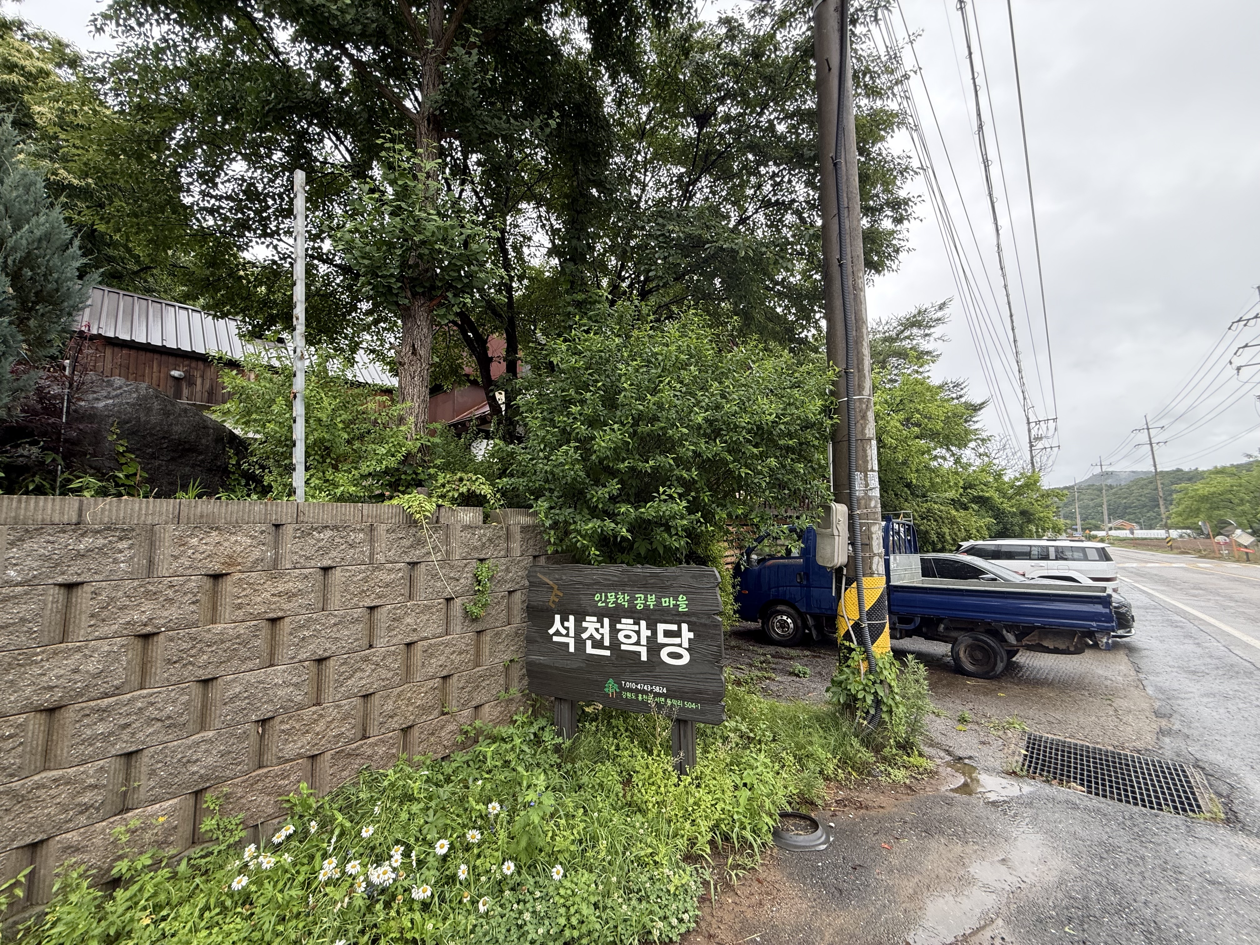 드디어 워크숍의 핵심! 전국에서 오신 평생교육사분들이 한자리에 모여 열정적으로 강의를 듣고 토론하는 모습은 정말 인상 깊었습니다. 이소연 대표님의 자기분석 세션은 제 자신을 돌아보게 하는 소중한 계기가 되었고, 전하영 대표님의 아이템 발굴 강의는 기획에 대한 새로운 시야를 열어주었어요. 박현규 대표님의 강연도 역시 최고였습니다. 저는 개인적으로 이렇게 다양한 시각을 가진 분들과 함께 이야기를 나눌 수 있다는 것 자체가 큰 배움이라고 생각해요. 우리가 평소에 얼마나 관성적으로 업무를 하고 있었는지, 다시 한번 깨닫는 시간이었습니다.