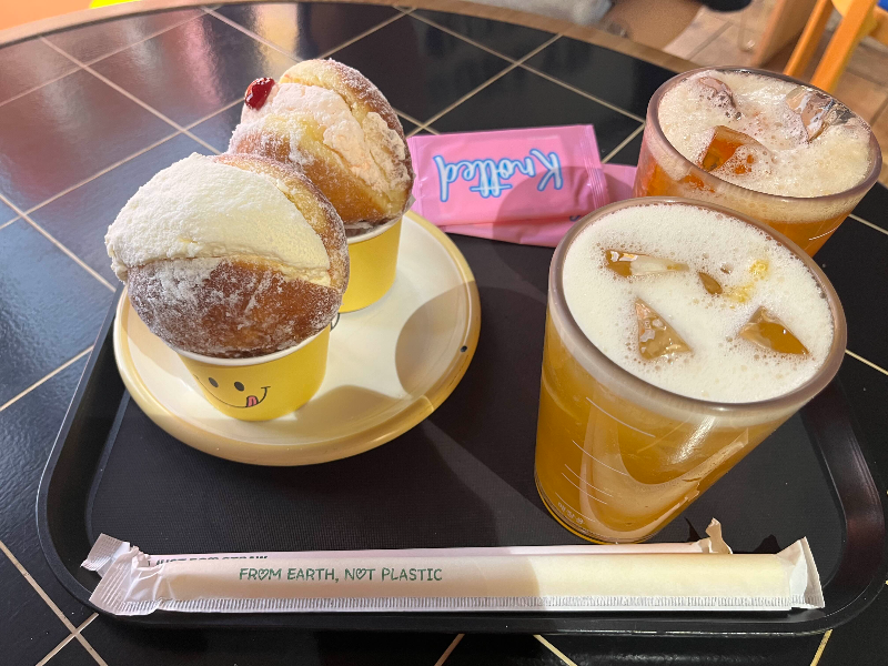 노티드 도넛과 음료