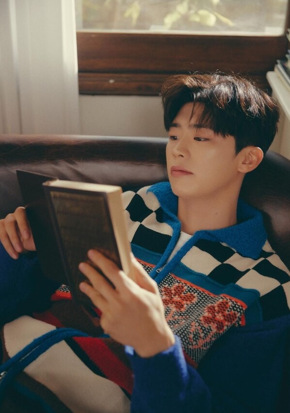 책을보고있는-남성의모습