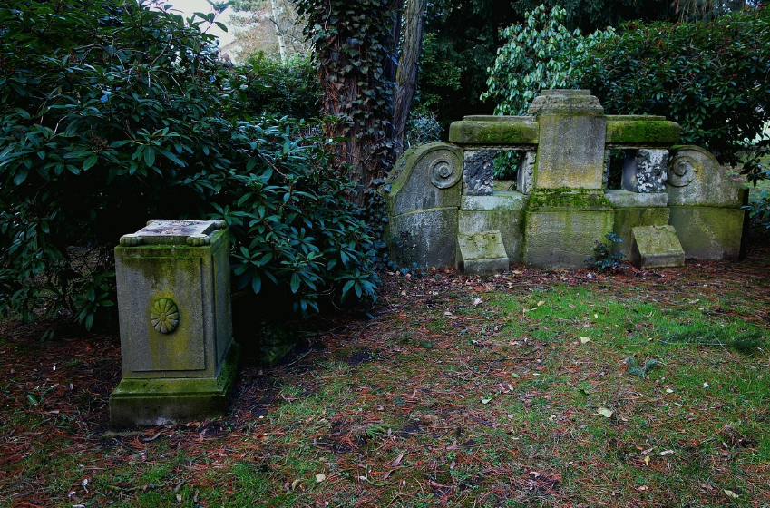 숲속에 버려진 오래된 석묘, 영화 파묘의 공포 분위기를 연상시키는 무덤 이미지