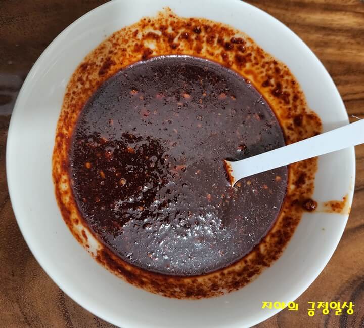 빨간 고춧가루와 진간장&#44; 다진 마늘 등을 넣은 양념장