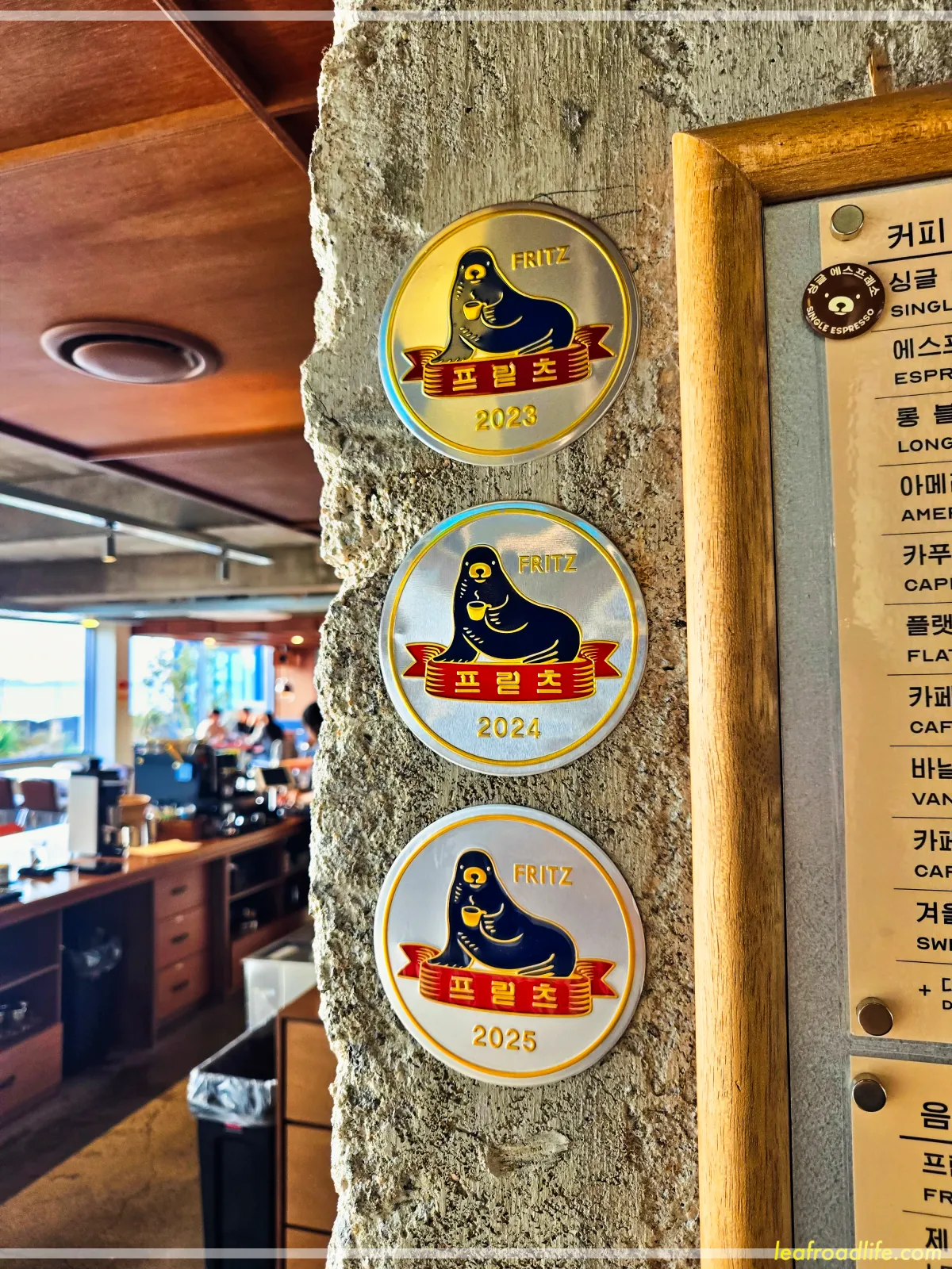 프릳츠-카페-제주-성산점-벽에-걸린-굿즈