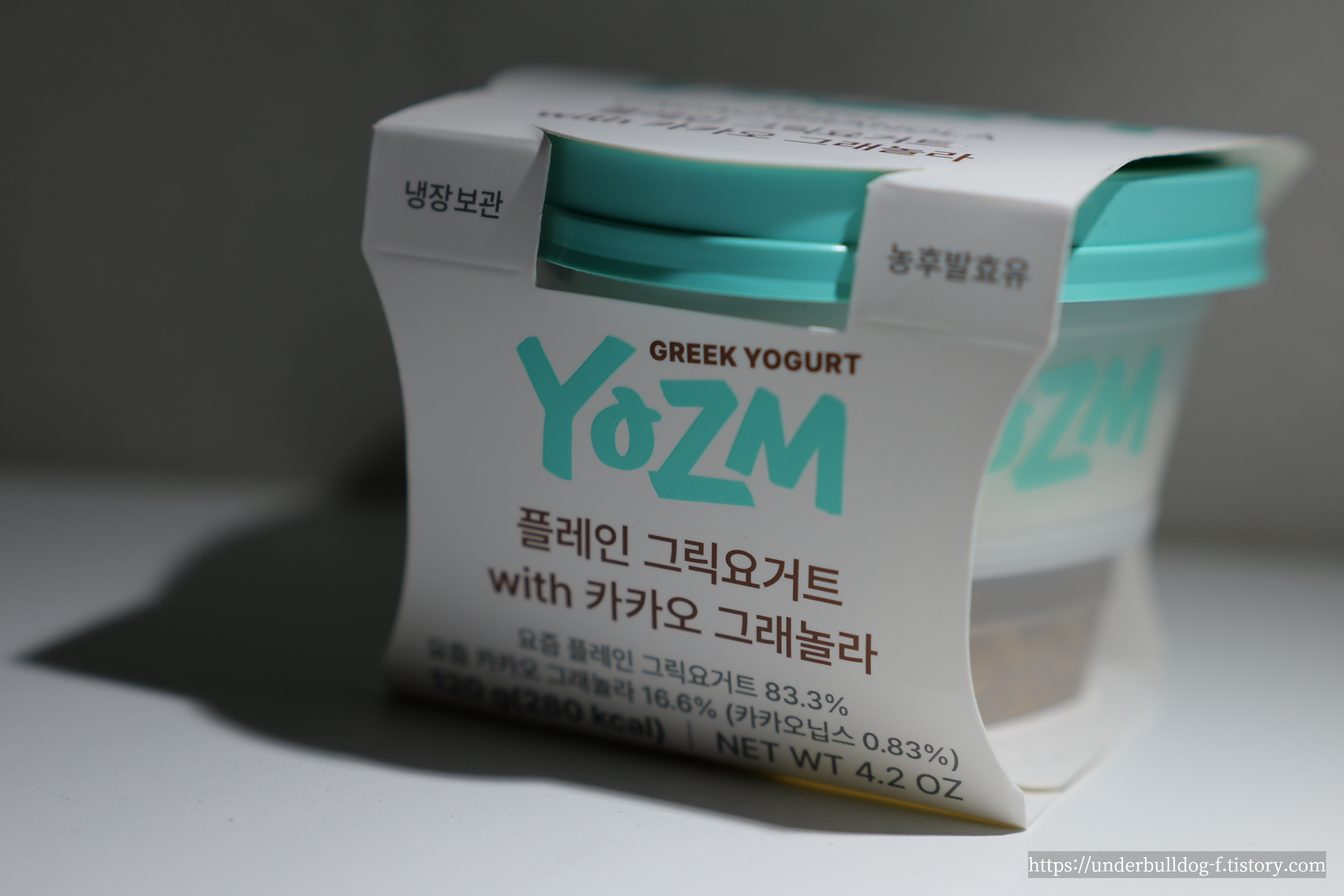 꾸덕한 플레인 그릭요거트에 카카오 그래놀라를 더한 YOZM 한 컵