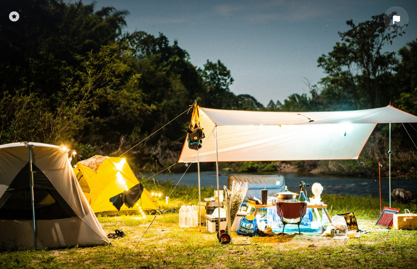 캠핑 장비 용품 등 세팅한 모습
