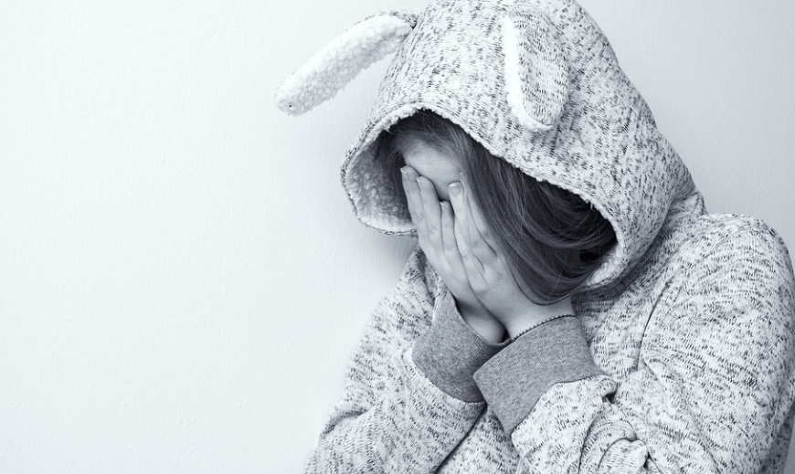 비타민 부족 증상으로 불안 감을 느끼고 있는 여자