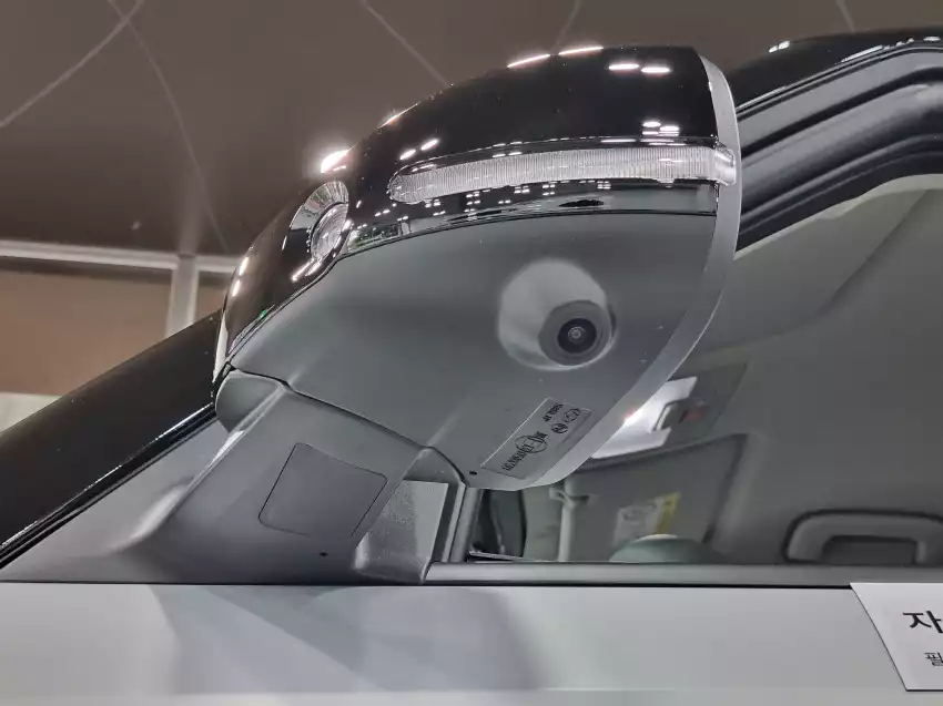 캐스퍼 일렉트릭의 사이드 미러를 살핀 모습입니다.