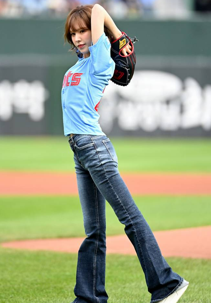 레드벨벳웬디사직역전승요정,웬디 시구,사직 야구장 롯데자이언츠,롯데 자이언츠 역전승,승리 요정 웬디,2025 크러시 페스티벌