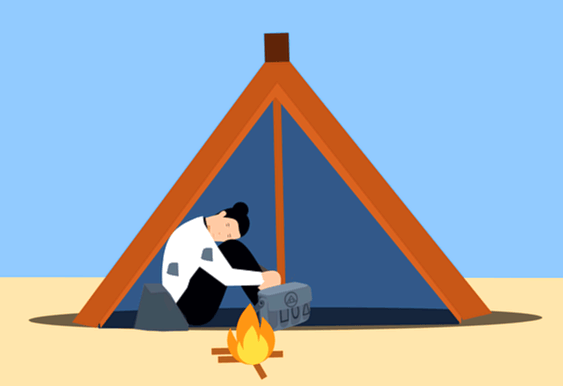 삼각형 텐트 안에 가난한 젊은 여자가 다리를 구부려서 앉아있다. 기운 하얀 셔츠를 입었다.