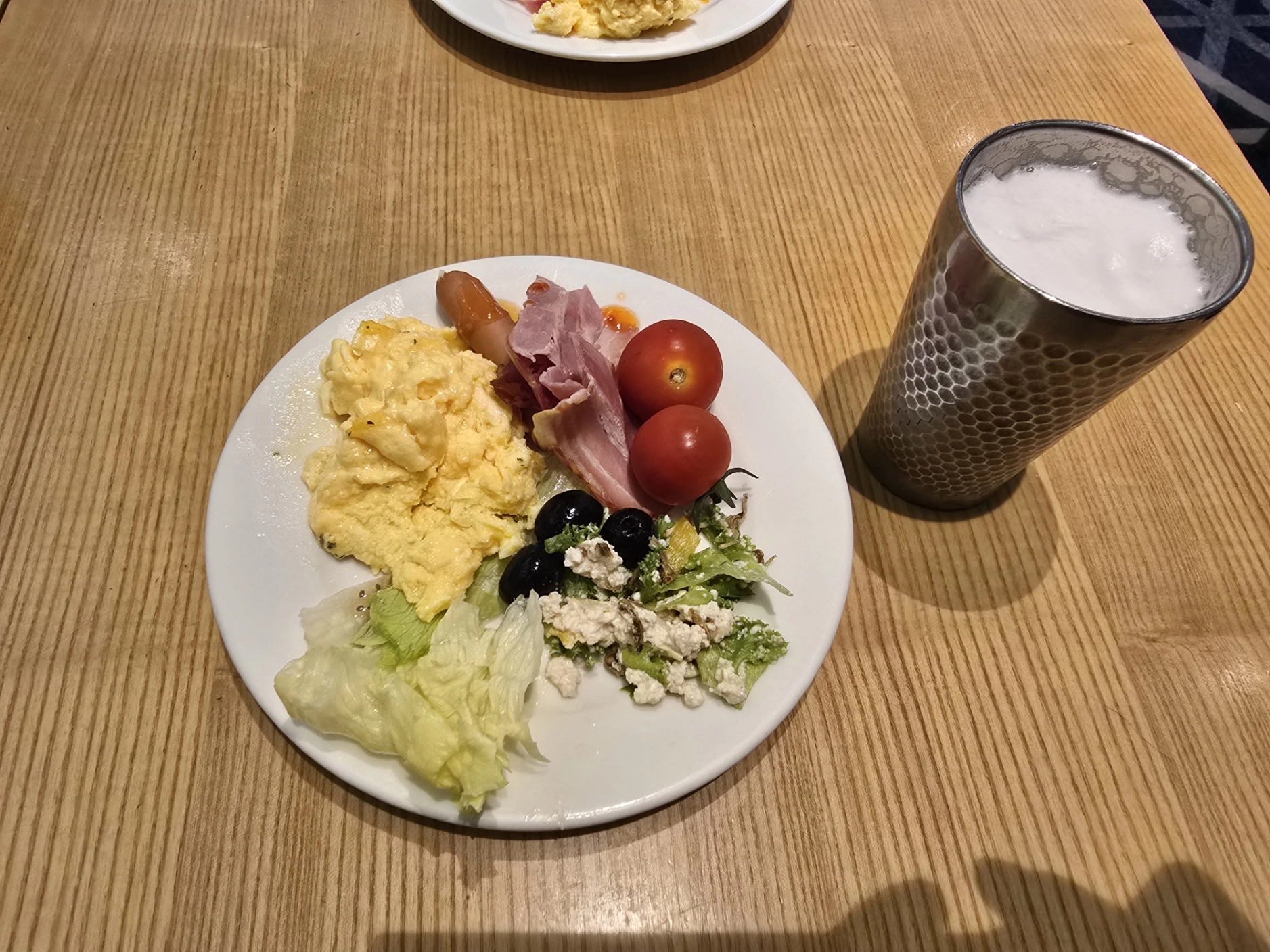 마티나 라운지 조식 접시와 맥주 한 잔