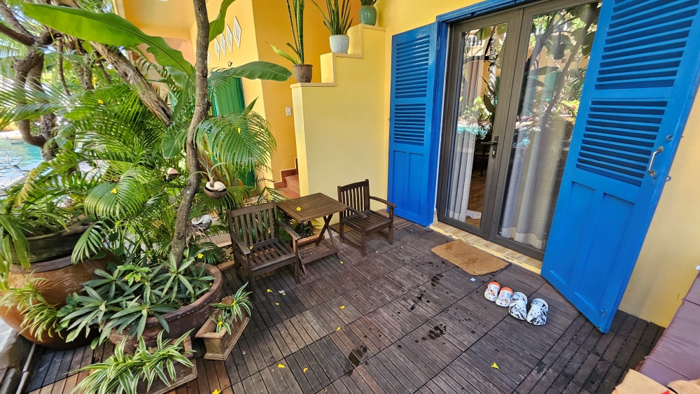 미뇽호텔 출입문