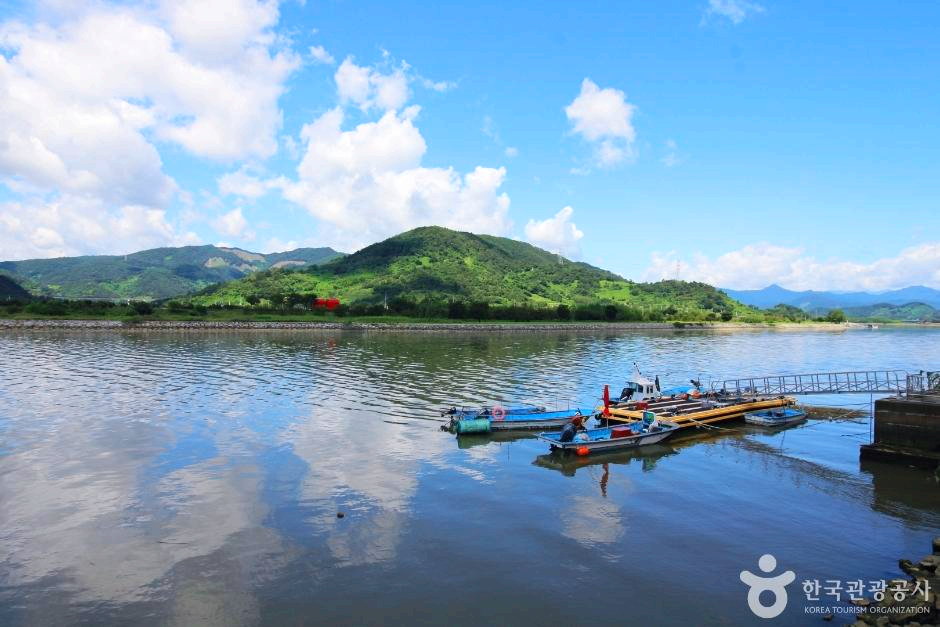 강에 배가 있다.