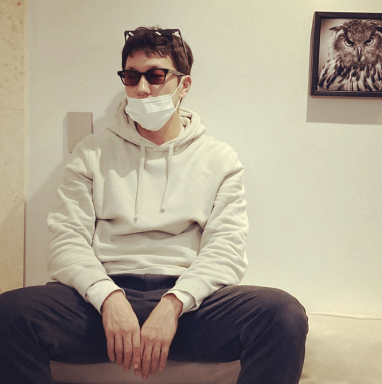 앉아있는 손석구