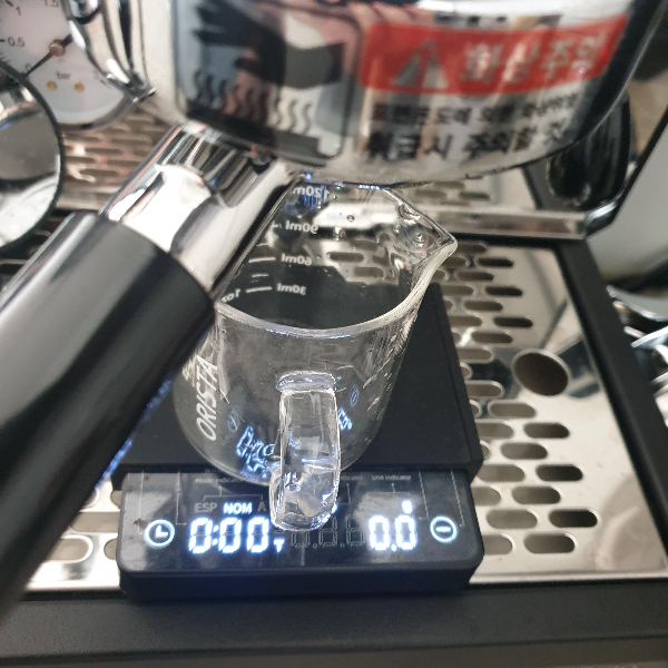 에스프레소 추출 루틴: 맛있는 에스프레소를 추출하기 위해 필요한 것들_에스프레소 샷잔