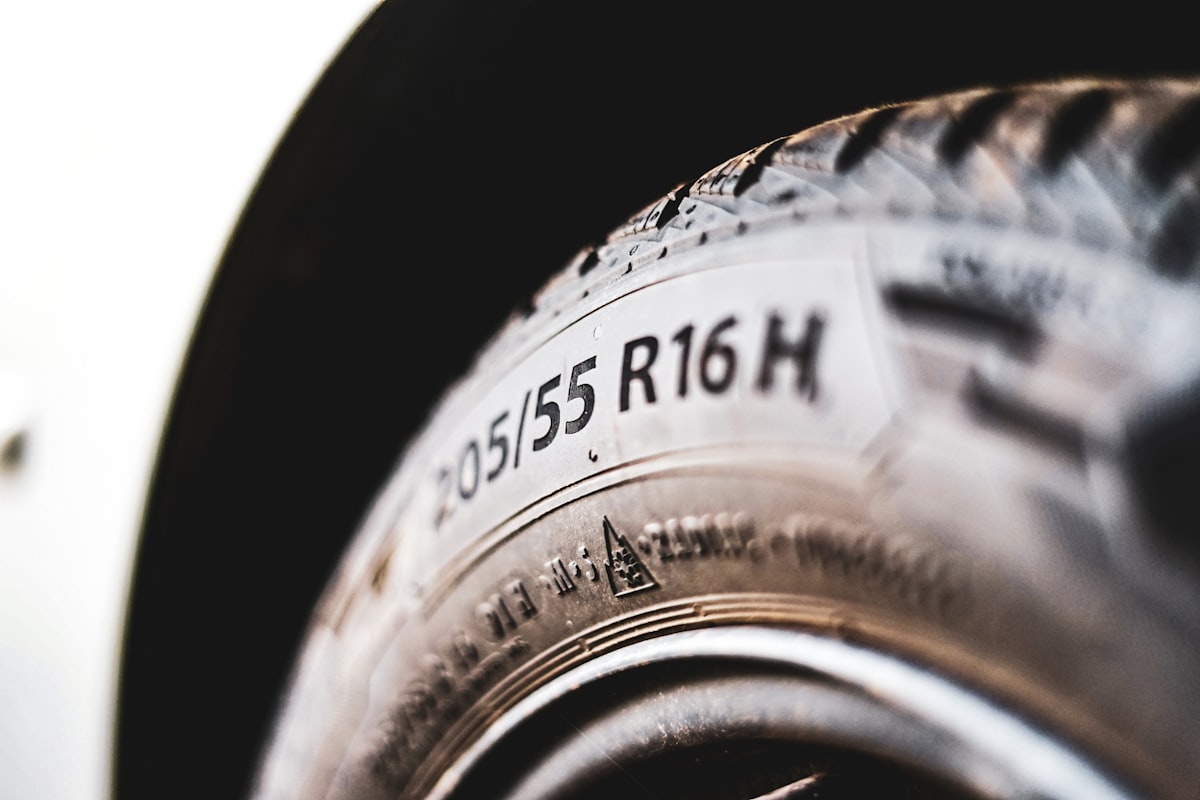 타이어 측면에 표시된 205/55 R16 규격 확대