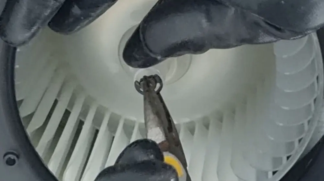 가스레인지 후드 날개 고정 부품 끼우는 모습