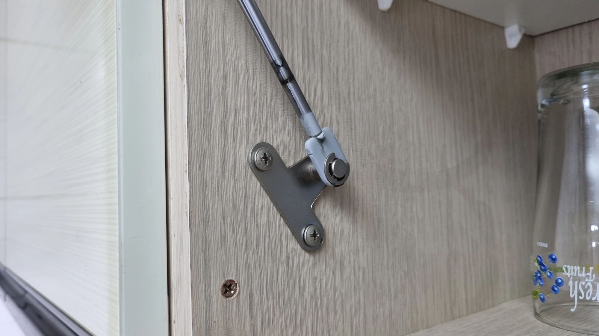 싱크대 쇼바 고정 볼트 위치