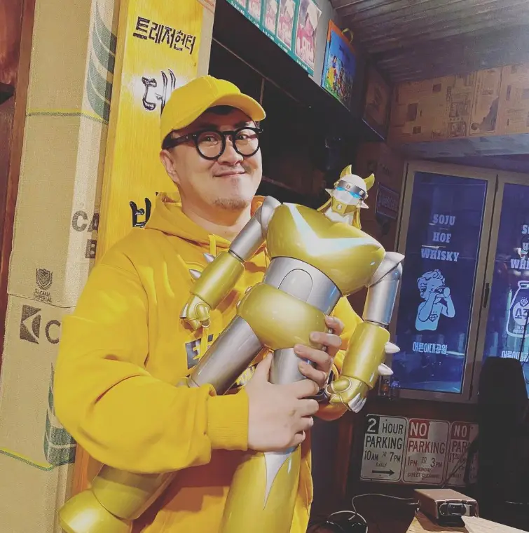 나솔사계- 노란색 모자 노란색 모자티 노란색 로보트를 들고 미소짓는 데프콘