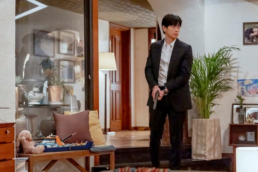 강동원 배우님이 총을 들고 있는 모습