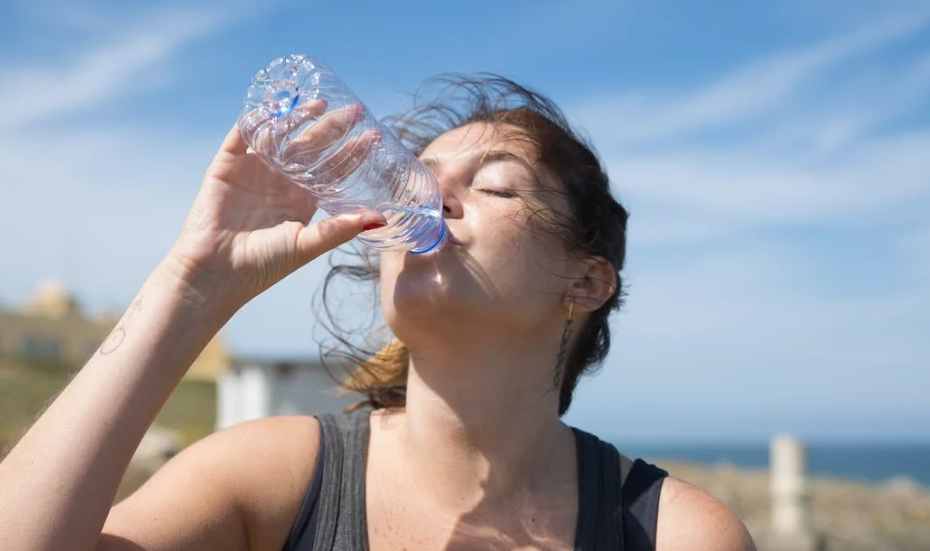 생수병의 물을 마시는 사람 이미지
