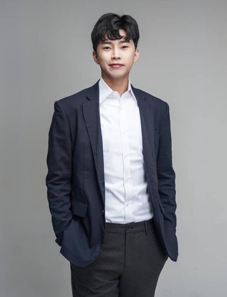 임영웅 인스타그램에서 갖고 온 슈트를 입고 멋지게 미소를 짓고 있는 임영웅 사진