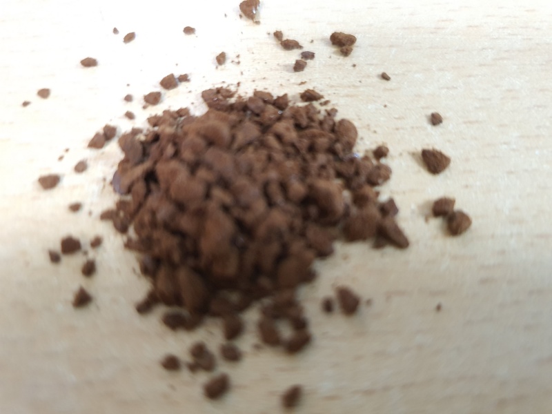 바닥에-깔려있는-커피원두