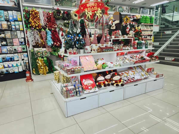 다이소 크리스마스 트리 장식품 겨울용품 인천운서점