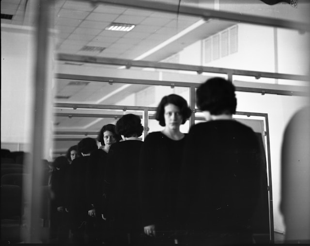 마르틴 하이데거의 실존주의 철학을 통해 타인의 시선에서 벗어나 본래적인 자아를 찾는 법을 설명하는 인문학 이미지