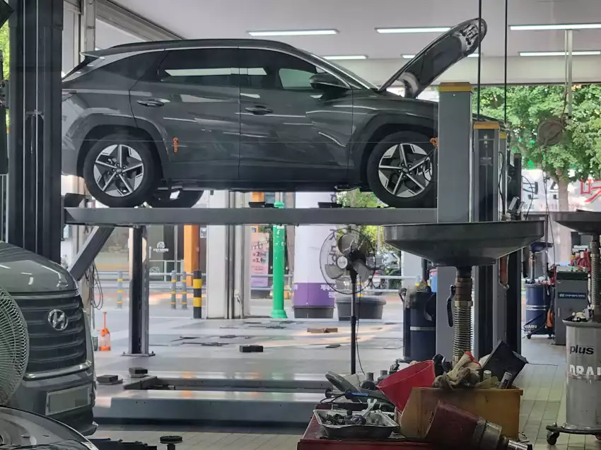 엔진오일 교체 정비 중인 모습입니다.