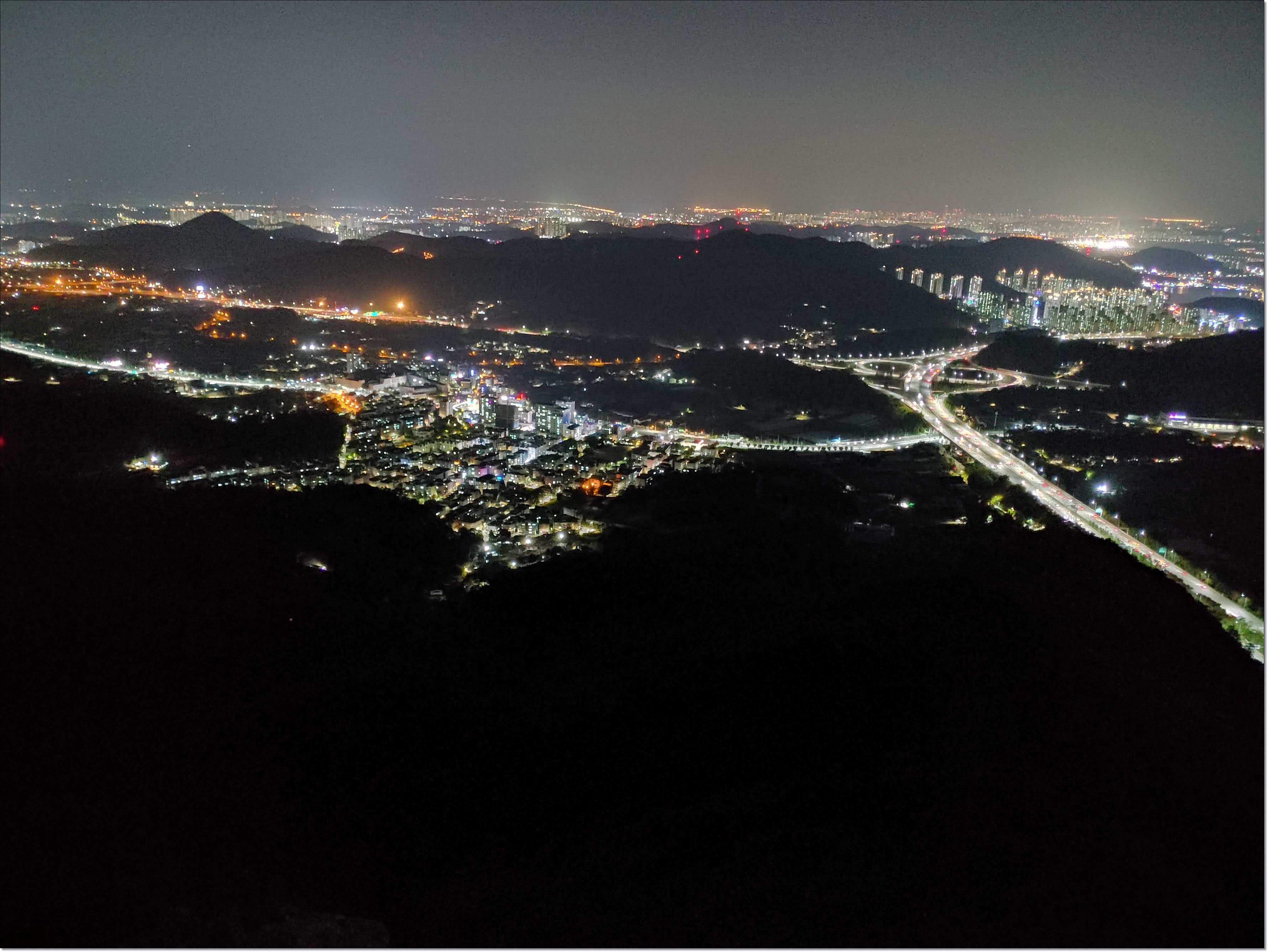 해는-완전히-숨어버려-노란불빛-하얀불빛들이-능지에서-빛나고있다