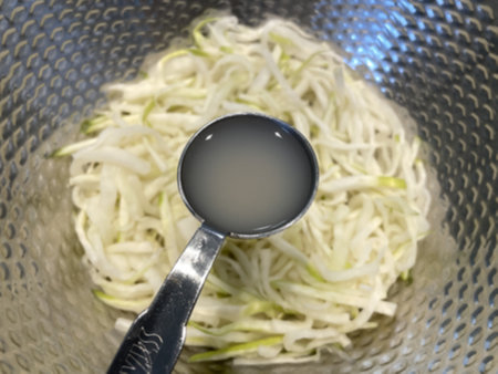 무생채 맛있게 하는법 - 배즙으로 단맛 입히기