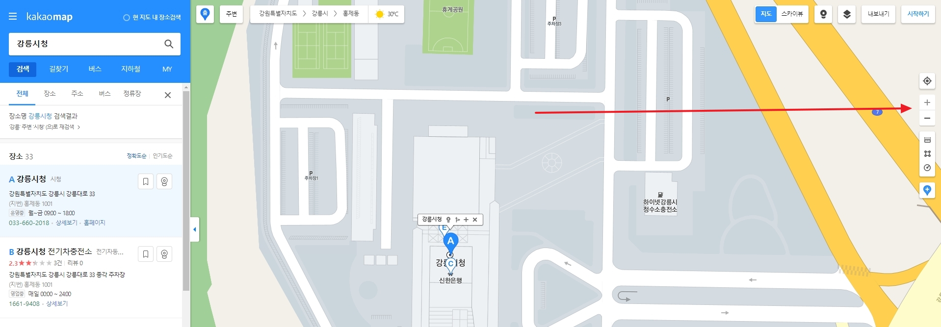 지도를 확대하여 상세 건물을 확인하는 모습