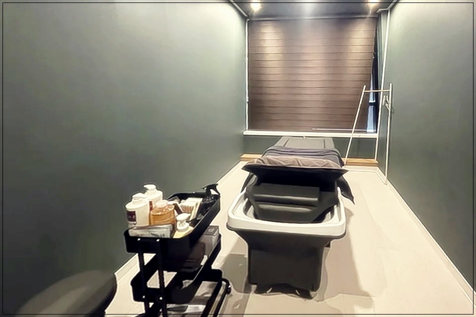 최고급 마사지베드와 고급 관리 제품이 놓여 있는 관리실