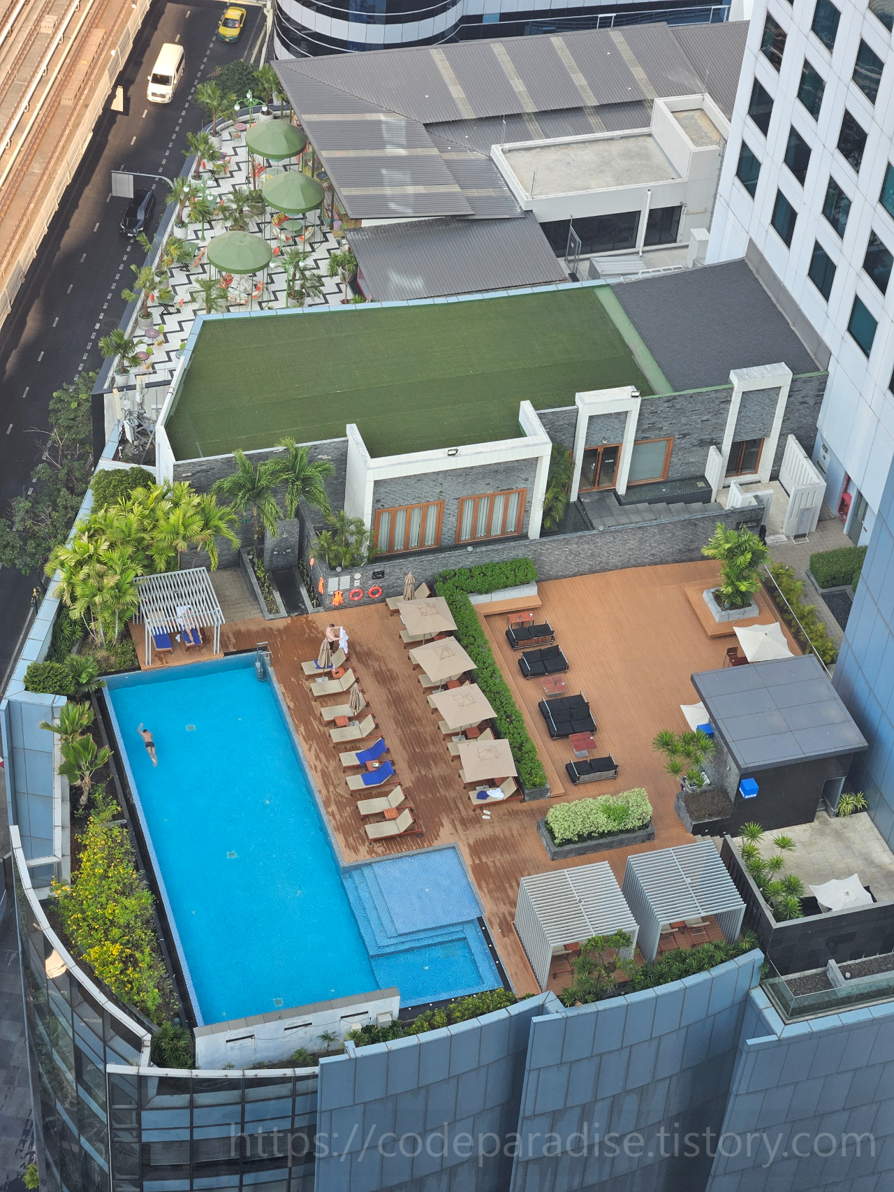 ํธํ
์ฌ์ง