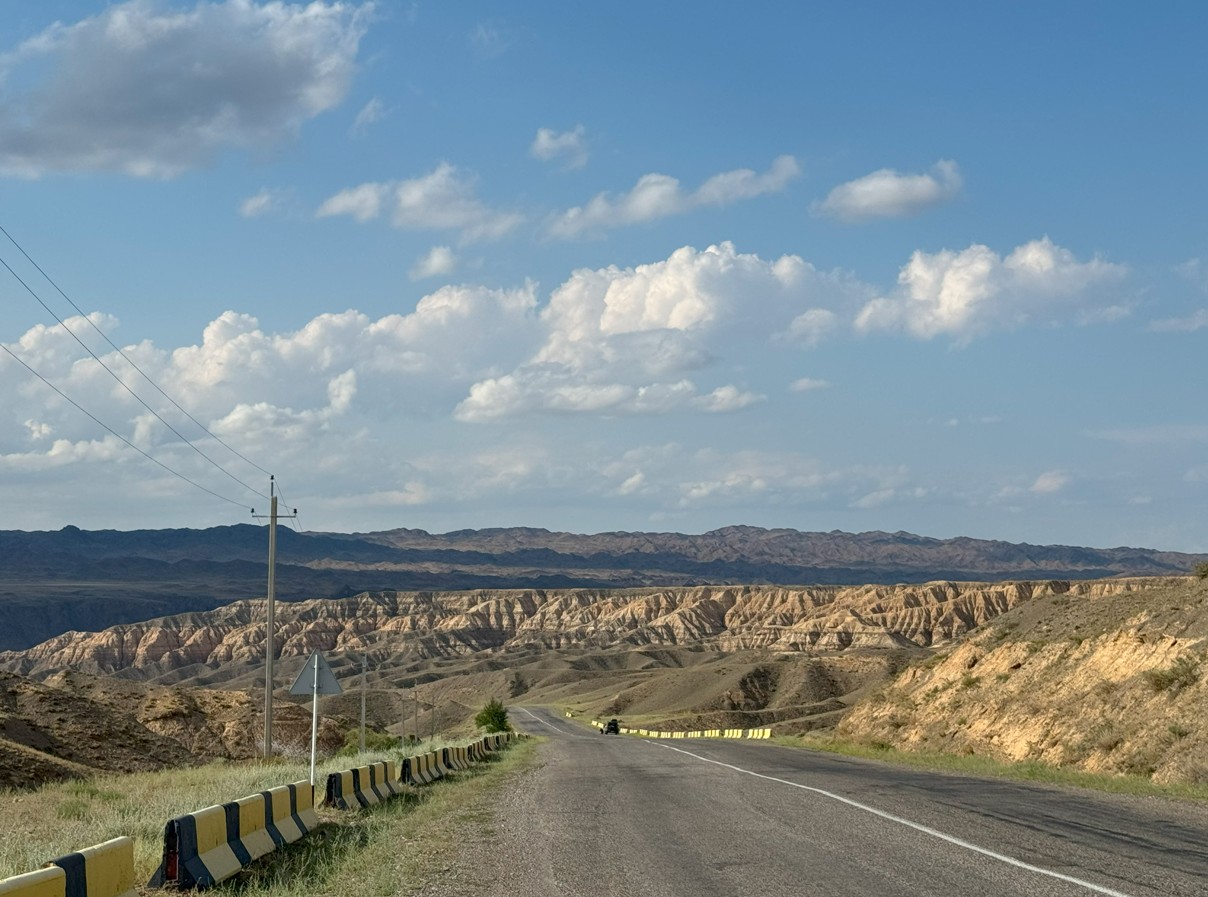 알마티에서 동쪽 방향으로 이식쿨 호수 가는 도로 사진