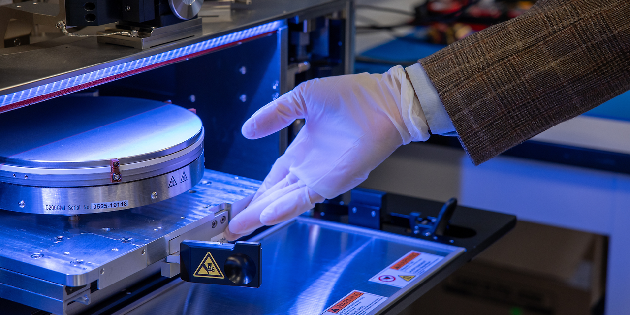 반도체 연구하는 사진