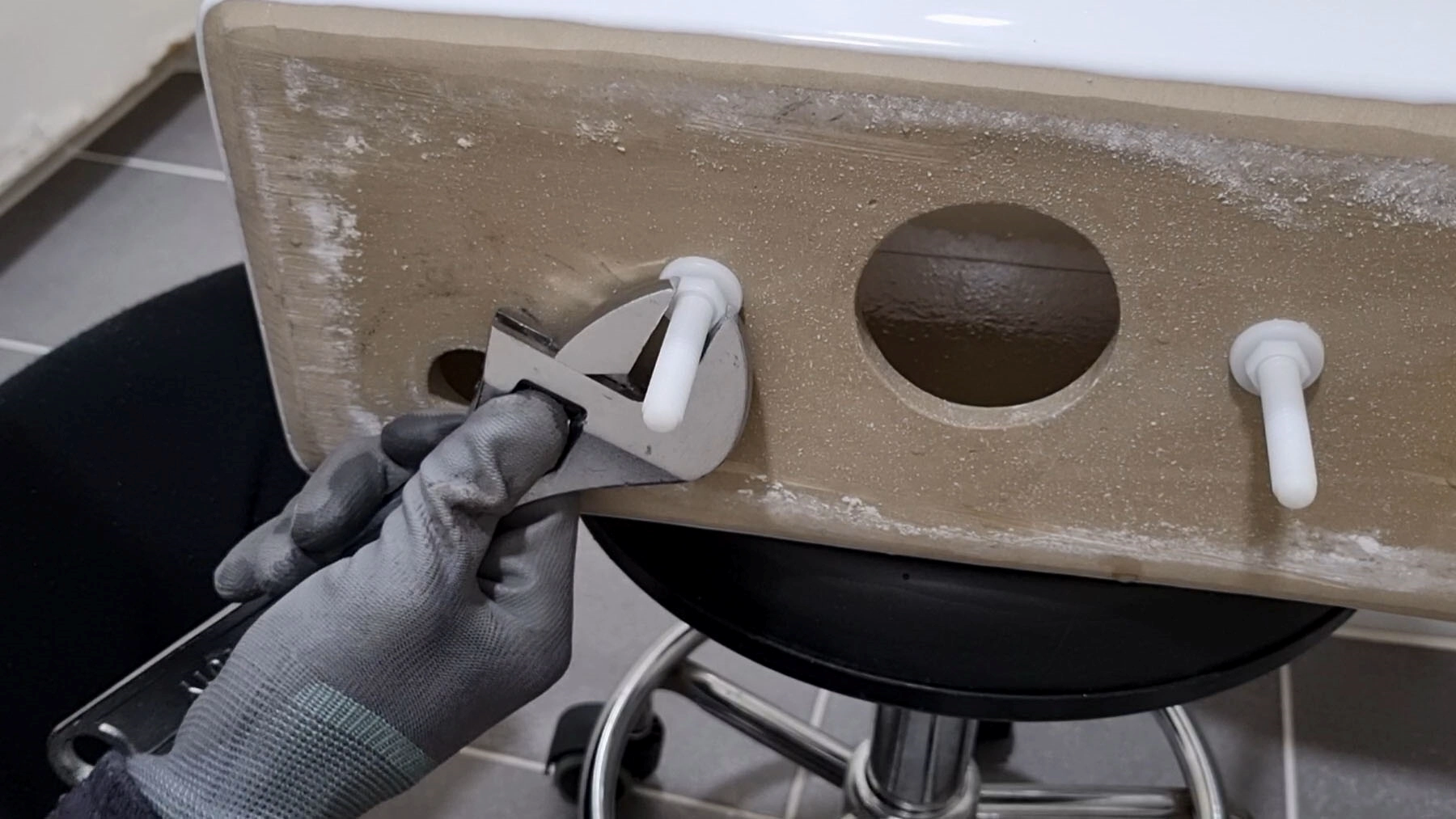 물탱크 고정 볼트 떼는 모습