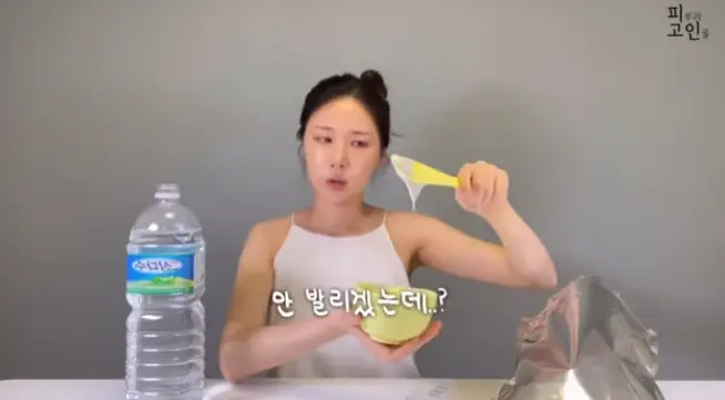 모델링팩을-만들고-되직한-점도를-체크중인-여성