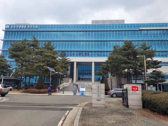 점을 보러온 30대 부부를 '가스라이팅'하며 가정사에 깊게 관여하고 폭행, 훈육을 이유로 이들의 어린 자녀를 신체적 학대한 50대 종교인이 집행유예를 선고받았다. 사진은 춘천지법 원주지원 전경. [사진=뉴시스]