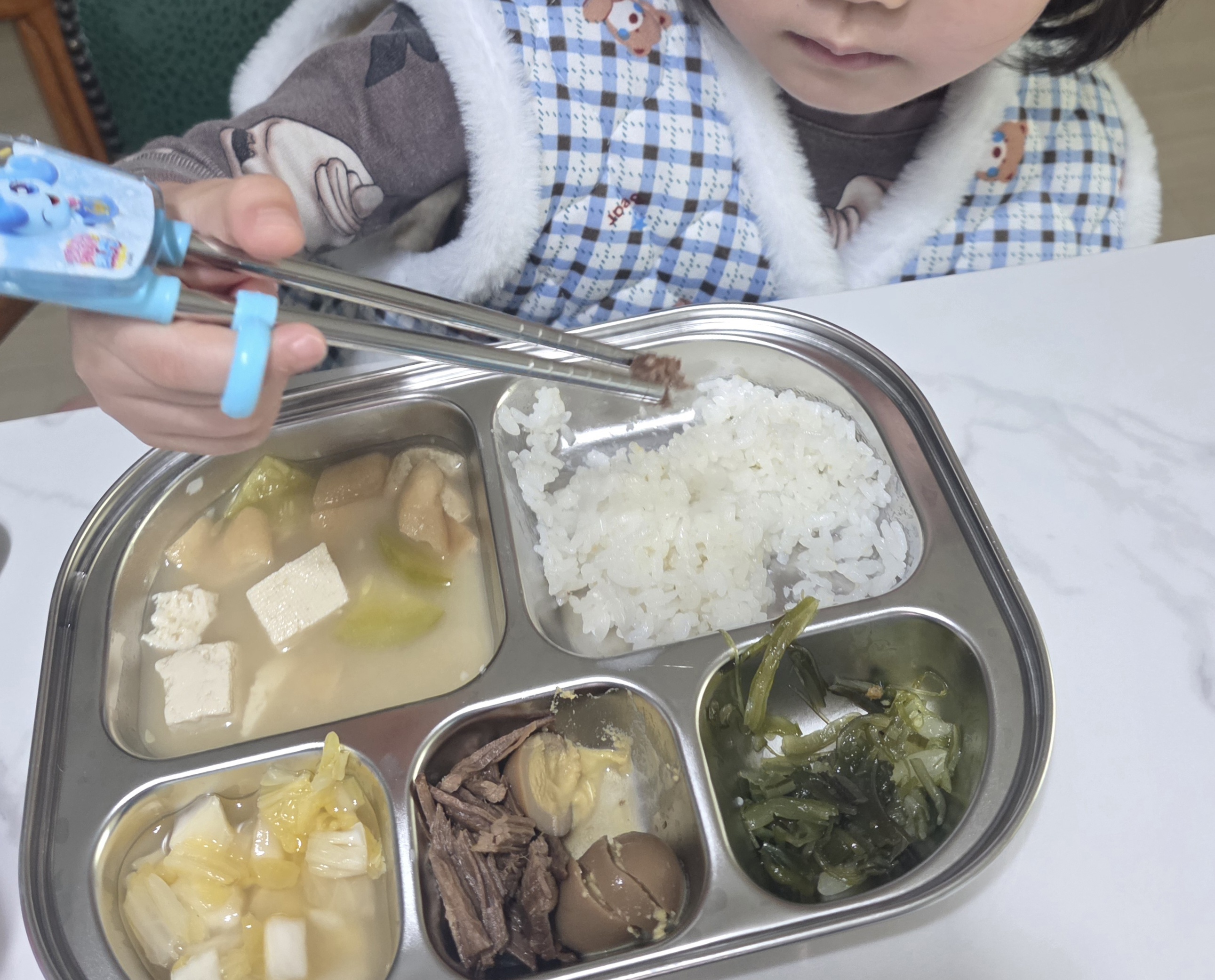 젓가락질도-잘해요.