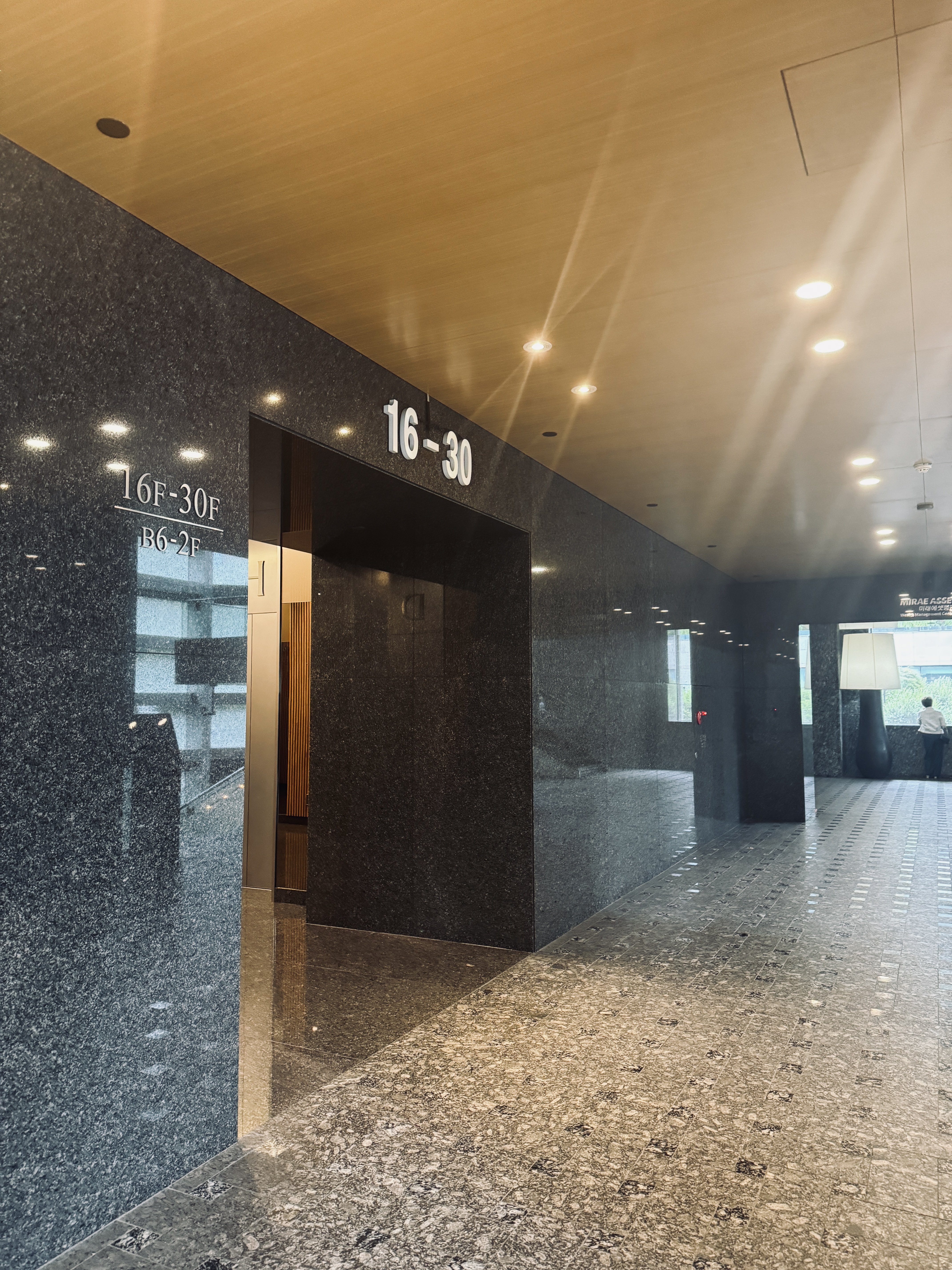 구글코리아 본사 21층으로 올라가는 엘리베이터 홀 – AIDT 연수 진행 장소