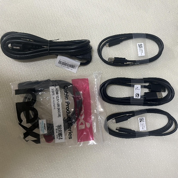 좌측 상단부터 반 시계 방향으로 전원케이블 HDMI 케이블 C TO C 케이블 DP케이블 C TO A 케이블