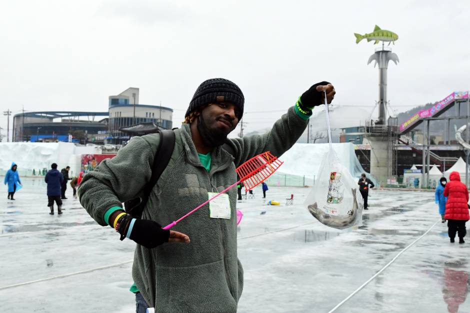 화천 산천어 축제에서 산천어를 잡은 외국인 관광객1