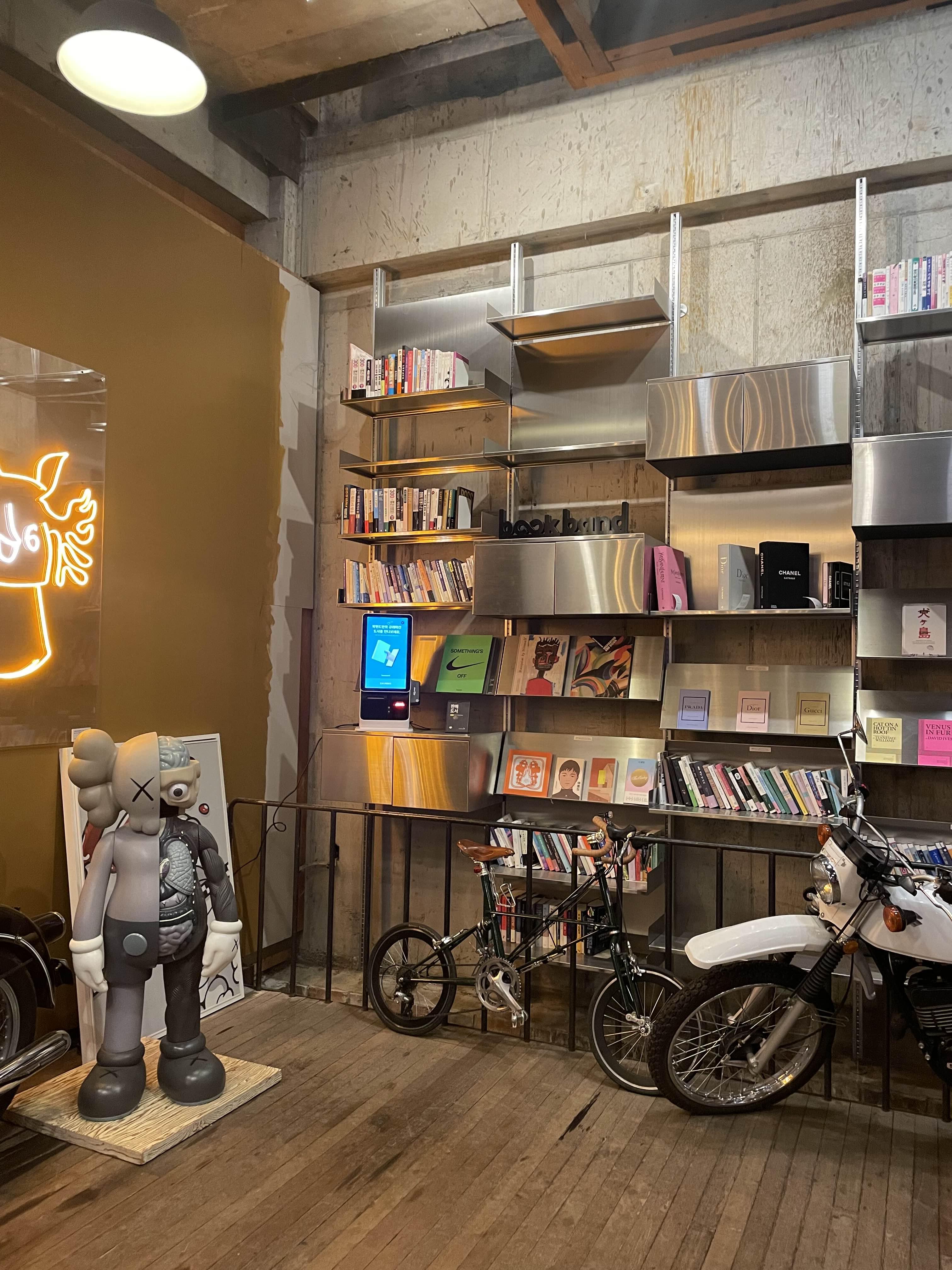 책과 화려한 인테리어 소품이 배치됨