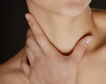 목주름 없애는 운동 필러 보톡스