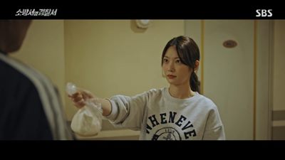 무죄로 풀려난 진호개를 위하여 두부를 건네는 송설의 모습입니다.