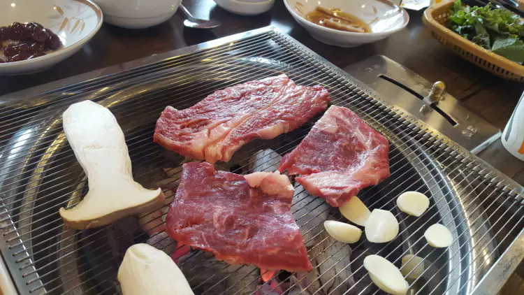 경북 성주에서 맛보는 농장 체험하며 맛보는 한우 숯불구이, 한우 국밥, 떡갈비 맛집 추천 생방송투데이 리얼맛집 오늘방송 자족식당